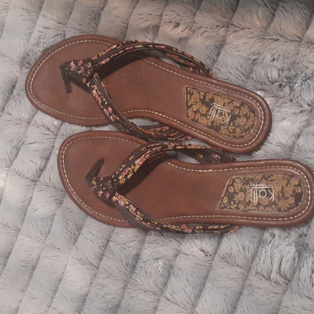 Womens Size 10 Sandals Flip flips brown leather + floral pattern